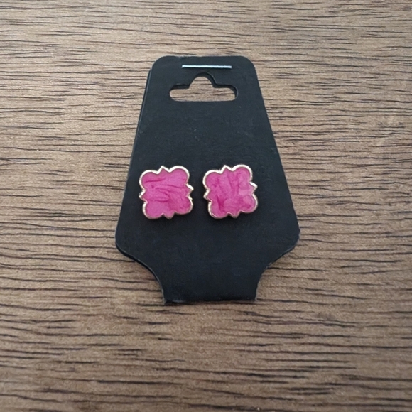 Chic Fuchsia Clover Earrings - Picture 3 of 3